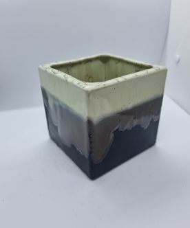 Lille firkantet skål i lysegrøn glasur med Krystaleffekt/mat sort