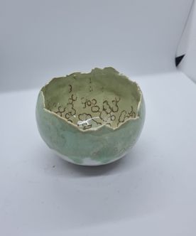 Lille skål/kugle med Lysegrøn glasur med krystaleffekt