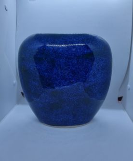 Vase i Ko-klokke facon i mørkeblå blank glasurr