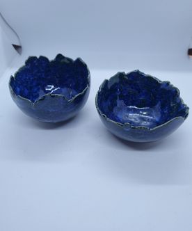 2 små skåle i mørkeblå blank glasur