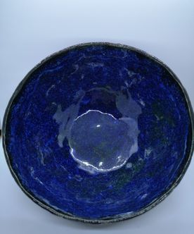 Lav skål i blank blå med sort kant