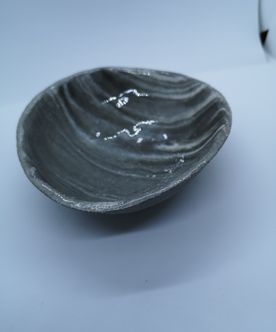 Lille skål i blank marmoreret grå