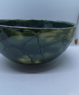 Kvætset skål i blank grøn