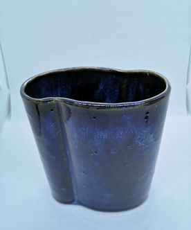 Symetrisk vase med blank blå/grøn glasur