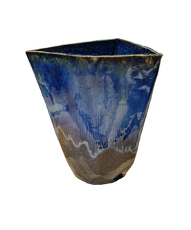 Vase rund i bunden og trekantet foroven i blå/brune nuancer