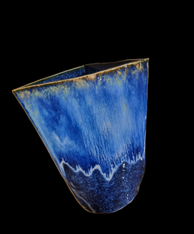 Vase rund i bunden og trekantet foroven i blå nuancer